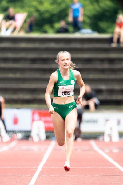 Nele Jaworski (VfL Wolfsburg) ueber 100m am 04.06.2022 waehrend der Sparkassen Gala in Regensburg